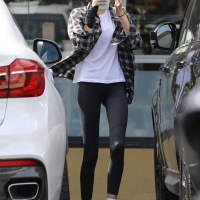 Kaia Gerber looking sexy in tight leggings in paparazzi pics 14.jpg
