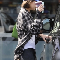 Kaia Gerber looking sexy in tight leggings in paparazzi pics 13.jpg