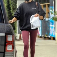 Kaia Gerber looking sexy in tight leggings in paparazzi pics 05.jpg