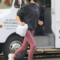 Kaia Gerber looking sexy in tight leggings in paparazzi pics 01.jpg