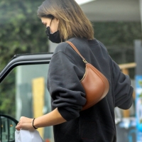 Kaia Gerber looking sexy in tight leggings in paparazzi pics 02.jpg