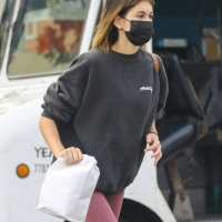Kaia Gerber looking sexy in tight leggings in paparazzi pics 08.jpg