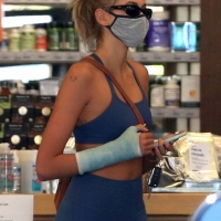 Kaia Gerber looking sexy in tight leggings in paparazzi pics 08.jpg