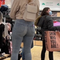 PAWG shoe shopper