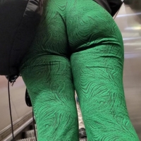 Candid brunette babe with a sexy ass in some hypnotizing green leggings hypnotizing pattern jiggle.mp4-2024-05-01-14h55m39s690.jpg