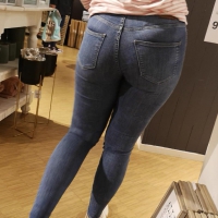 Big booty babe shopping in tight jeans Big booty babe in tight jeans