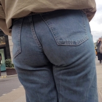 Candid babe with a nice ass eating her jeans gets capped up close Closer and closer 4k.mp4-2024-05-04-08h14m17s838.jpg