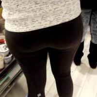 Candid girl with a nice booty in black leggings standing in line jplicks.mp4-2023-05-05-16h11m40s165.jpg