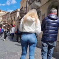 Hot candid blonde girl has an amazing big heart shaped booty stuffed into tight jeans Heart shaped booty.mp4-2023-05-07-13h42m46s527.jpg
