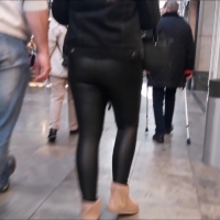 Shiny leggings booty