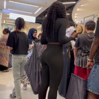 Ebony babe in leggings