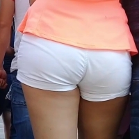 Candid sexy Latina girl with a nice ass and vpl in tight white shorts Transparencia y piernas viendo el espectáculo .mp4-2023-05-13-09h00m57s258.jpg
