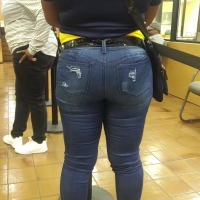 Thick candid ebony babe stuffed into tight jeans while waiting in line CABJ 32.mp4-2023-05-14-13h42m33s850.jpg
