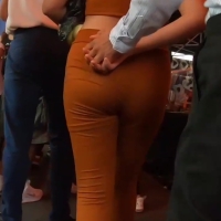 Candid Latina girl with a nice booty in orange leggings Espalda baja descubierta ligero vpl sexy movimient.mp4-2023-05-14-15h06m29s600.jpg