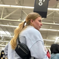 Pretty candid blonde babe with a nice ass in leggings standing in line at the checkout Fit Blonde Ponytail Checkout!.mp4-2023-05-18-17h16m57s249.jpg