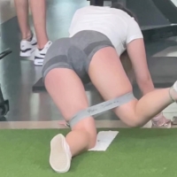 Candid sexy girl stretching at the gym in spandex shorts 92B6C8E3-0105-4395-9E85-735EF6E3AD20.mov-2024-05-18-11h13m53s482.jpg