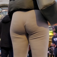 Candid sexy milf with a nice ass in beige flared leggings keeps moving her booty around Dancing bubble 4k.mp4-2024-05-25-10h43m32s969.jpg