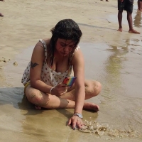 Candid big boobed beach chick showing cleavage while sitting in the sand beachbabe.mp4-2023-05-26-14h40m30s572.jpg