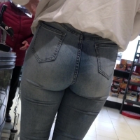 Candid sexy girl at the grocery store in tight jeans IMG_2822.MP4-2023-05-30-19h52m00s242.jpg