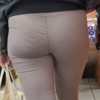Candid subway babe with a nice ass in tight leggings tight leggings.mp4-2024-06-01-08h27m09s191.jpg