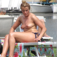 Bunch of sexy candid topless beach girls with nice tits Biggdigg222 - Topless at the beach - 00241969163673.jpg