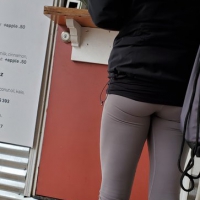 Oregon girl in grey leggings getting a smoothie Oregon booty in grey leggings