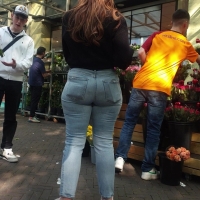 Candid sexy big booty woman in tight jeans selling flowers Big ass woman in tight jeans.mp4-2023-06-11-09h50m26s773.jpg