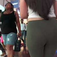 Big booty in green leggings