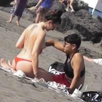 Hot candid lesbian chick with nice tits topless at the beach les ten toc.mp4-2024-06-15-09h52m08s583.jpg