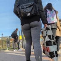 Candid sexy girl with a nice ass eating her grey leggings YouCut_20240529_221738353.mp4-2024-06-15-14h38m21s142.jpg