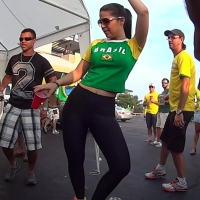 Candid sexy Brazilian girl with a nice ass in leggings partying QUE_MULHER_GOSTOSA_DO_CARALHO.mp4-2024-06-23-11h13m23s291.jpg