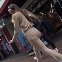 Candid sexy brunette hottie has a nice ass in beige flared leggings Nice earphones.mp4-2023-06-25-08h46m40s613.jpg