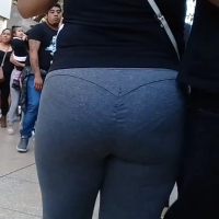 Candid Latina girl with a nice ass and vpl in grey leggings Culo de madura paseando .mp4-2023-06-27-06h29m33s854.jpg