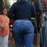 Candid Latina milf with a big round booty stuffed into tight jeans Sus nalgas eran definitivamente grandes .mp4-2023-06-27-12h55m35s751.jpg