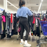 Candid sexy ebony babe with a nice ass in leggings shopping for clothes 2024-06-26 16.20.49.mov-2024-07-01-15h41m40s264.jpg