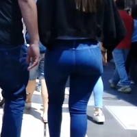 Candid Latina girl out in tight blue jeans with a nice ass Su culo es realmente grande y buen formado.mp4-2023-07-04-14h44m39s516.jpg