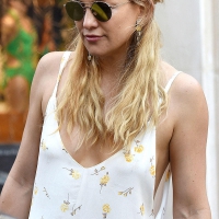 Kate Hudson almost falling out of a sundress with no bra Kate Hudson braless in sundress