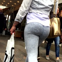 Blonde jeggings booty