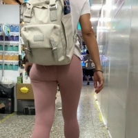 Sexy candid Asian girl with a slim booty in tight pink leggings 新增專案(13).mp4-2023-07-08-09h23m12s353.jpg