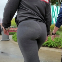Candid big booty girl in dark grey leggings at an amusement park MGSTNJ.mkv-2022-07-18-06h25m25s429.jpg