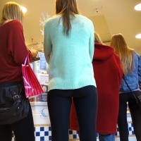 Skinny babe in leggings