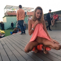 Hottie flashing her pussy in public VKgSRZA.jpg_263241C.jpg