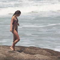 Sexy candid girls at the beach in bikinis and swimsuits 2297921@N20_44403384795_Días de playa.jpg