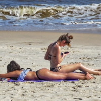 Sexy candid girls at the beach in bikinis and swimsuits 2297921@N20_49277560898_Dias de playa.jpg