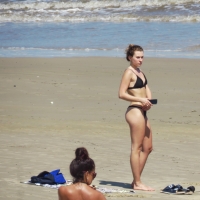 Sexy candid girls at the beach in bikinis and swimsuits 2297921@N20_49280373977_Dias de playa.jpg