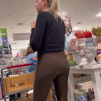 Candid skinny blonde college girl with vtl in brown leggings AloBlondie.mp4-2025-07-26-15h06m24s639.jpg