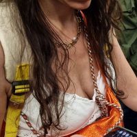 Candid girls with nice tits in public t2022 - Paris metro downblouse - 0002pmetro2.png