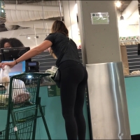 Candid grocery store babe with a great ass in tight leggings leggings2.mp4-2022-08-07-08h52m27s502.jpg