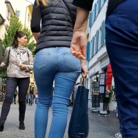 Big booty blonde in jeans