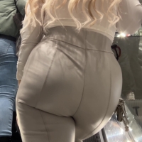 Hot candid blonde girl with a sexy ass and vtl in tight pants on the escalator DownAndUp.mp4-2024-08-11-11h57m30s857.jpg
